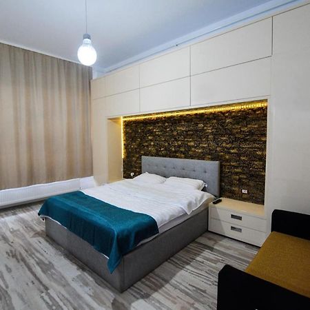 Lakeside Studio Mamaia Central Exterior photo